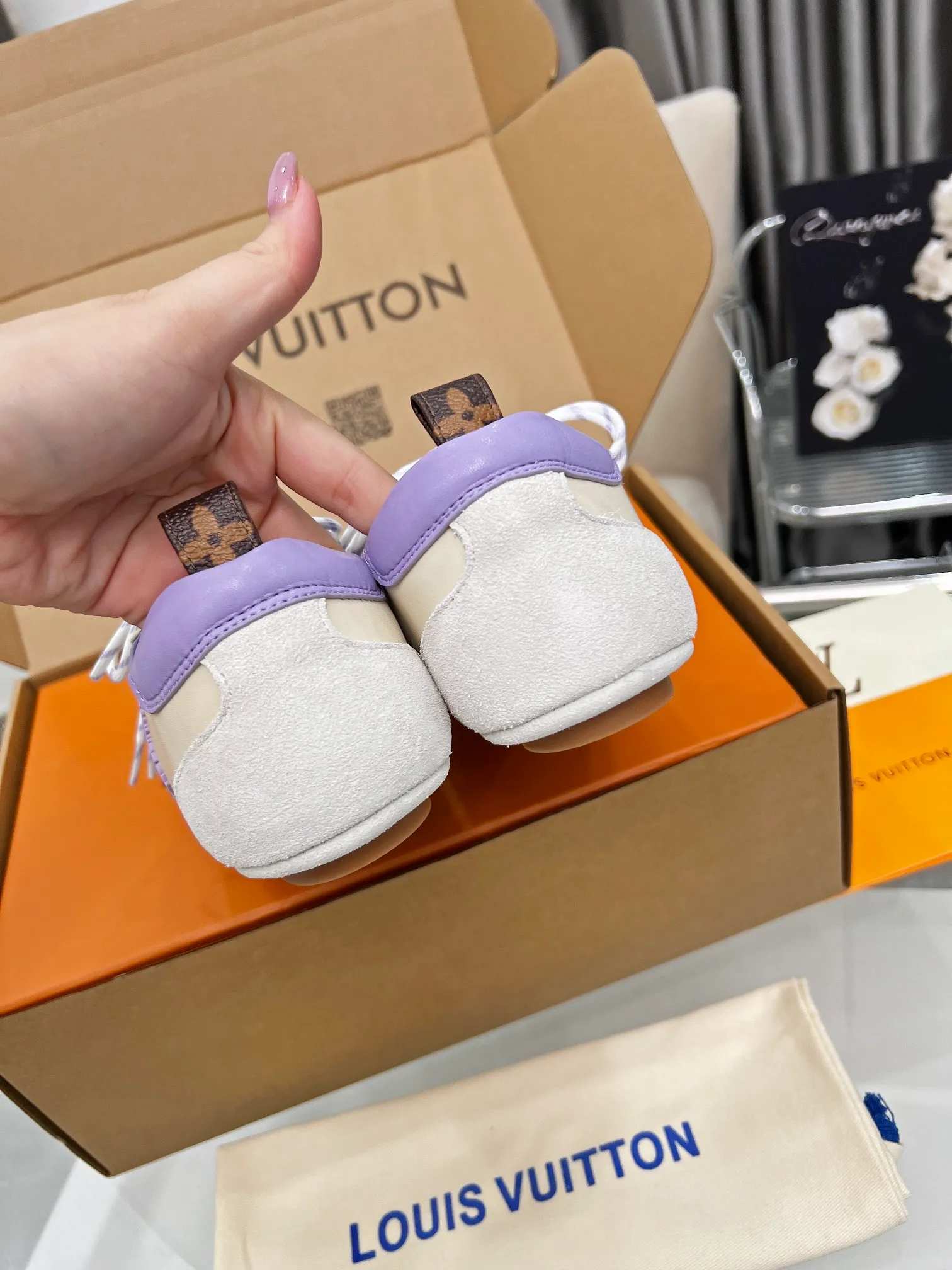 👟👟Ex-factory price 620👟👟 New arrival🆕🆕🆕 Hot item This style of LV Sneakerina ballet sneakers combines materials such as sheep leather and suede cow leather, combining the comfortable texture of sneakers and the light structure of ballet shoes with creativity and ingenuity. Shiny lace accents, LV logo on the side and a flexible TPU outsole complete the look. Code number: 35~41; colors are being updated continuously...